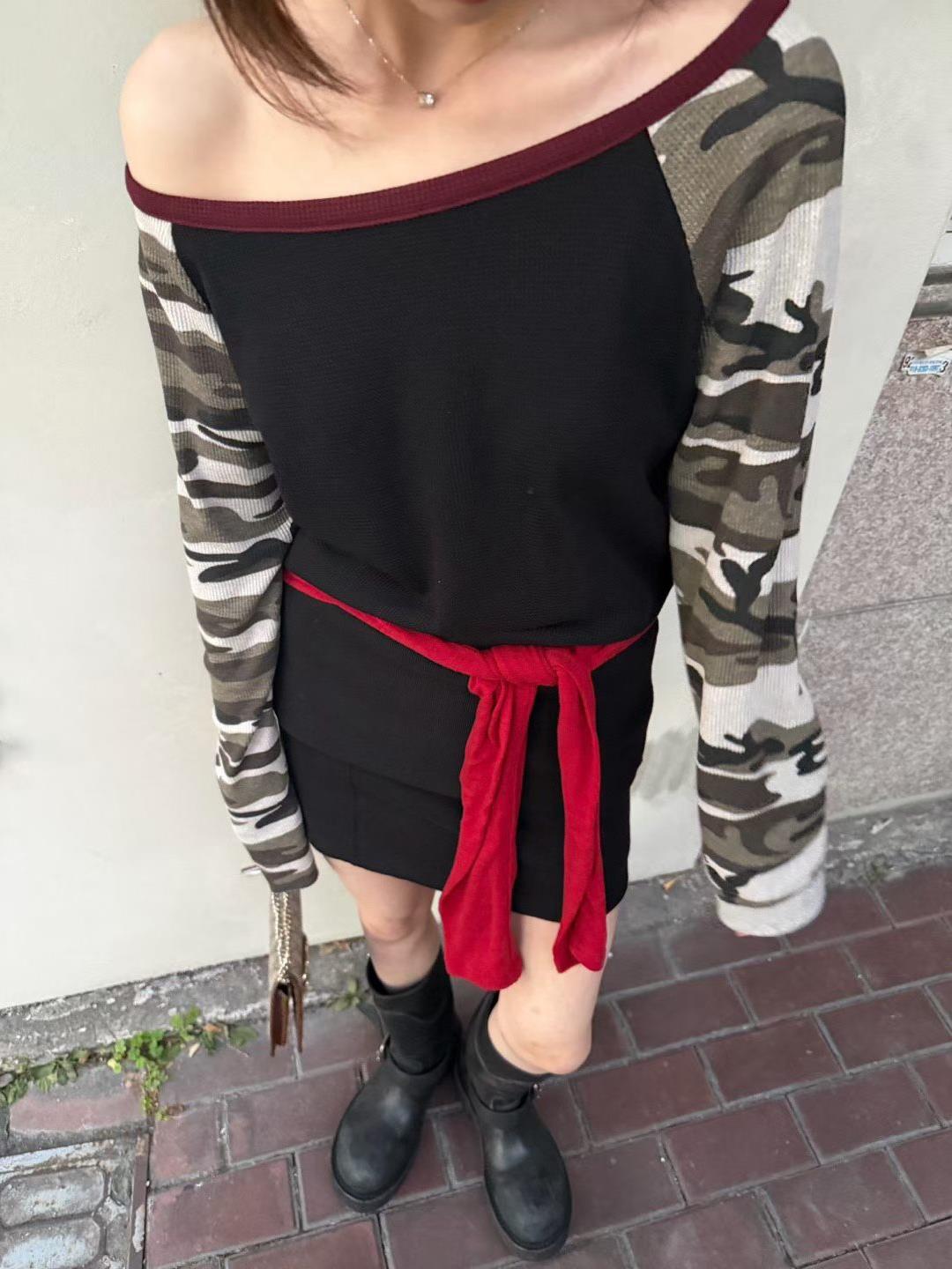 拼接迷彩袖寬領上衣